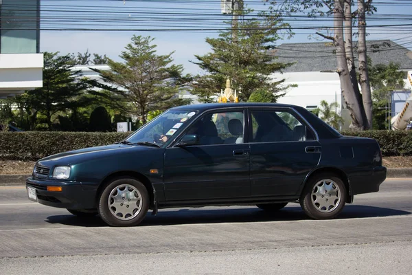 Samochód prywatny stary Daihatsu Applause — Zdjęcie stockowe
