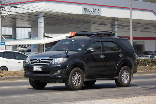 Voiture privée Toyota Fortuner Suv . — Photo