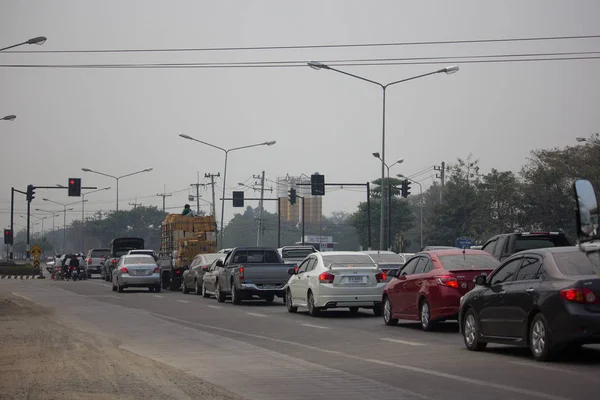 Coche y tráfico en carretera cerca de Juction . — Foto de Stock