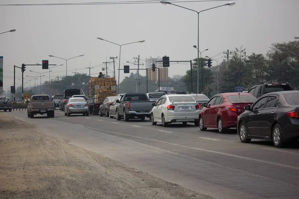 Coche y tráfico en carretera cerca de Juction . — Foto de Stock