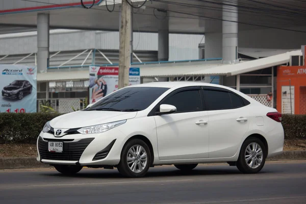 Nya privata sedanmodell bil toyota Yaris Ativ miljöbil — Stockfoto