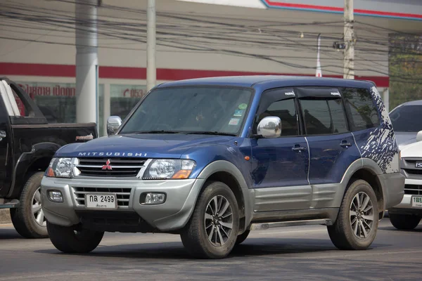 Приватне Mitsubishi Pajero позашляховик автомобілів. — стокове фото