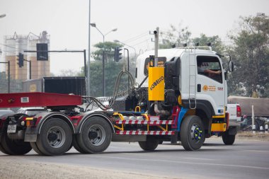 Payawan taşıma şirketinin römork damperli kamyon.