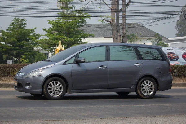 Carro privado Van, Mitsubishi Space Wagon — Fotografia de Stock