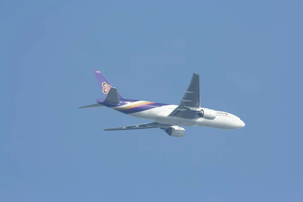Боїнг 777-200er тайський дихальних шляхів. — стокове фото