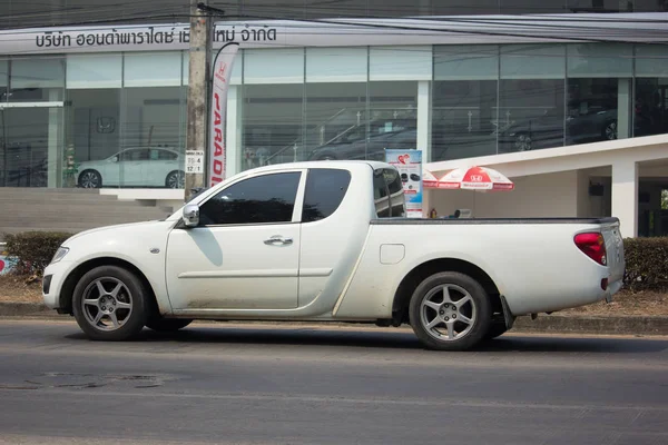 Coche privado, camioneta Mitsubishi Triton . — Foto de Stock