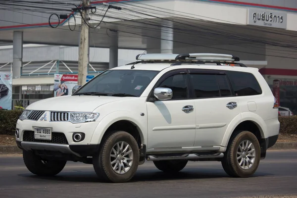 Приватне Mitsubishi Pajero позашляховик автомобілів. — стокове фото