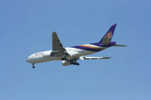 Boeing 777-200ER de la vía aérea tailandesa . — Foto de Stock