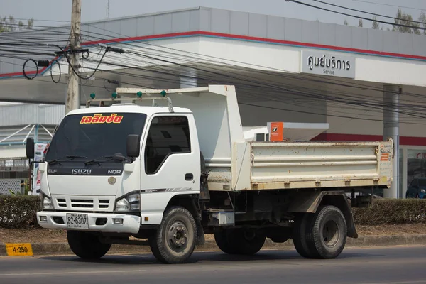 Caminhão de descarga isuzu privado . — Fotografia de Stock