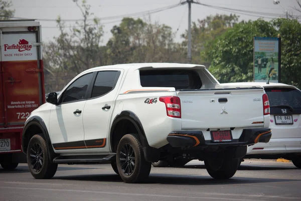 Voiture privée, camion Mitsubishi Triton . — Photo