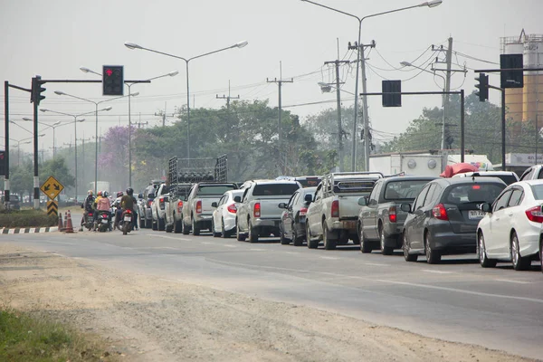 公路 Juction 附近的汽车和交通. — 图库照片