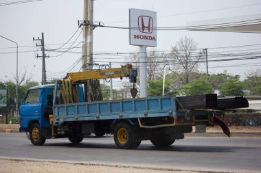 Özel kamyon vinç ile. 