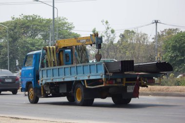 Özel kamyon vinç ile. 