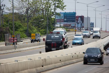 Araba ve Havaalanı Otoban yolu üzerinde trafik