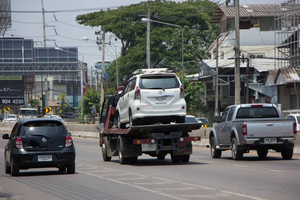 Coche y tráfico en carretera hacia el aeropuerto — Foto de Stock