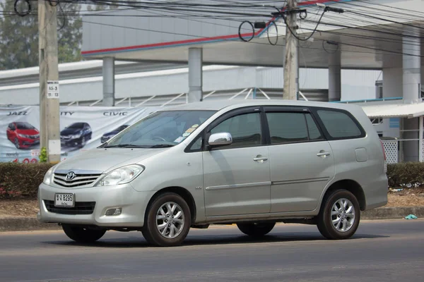 Carro privado MPV, Toyota Innova . — Fotografia de Stock