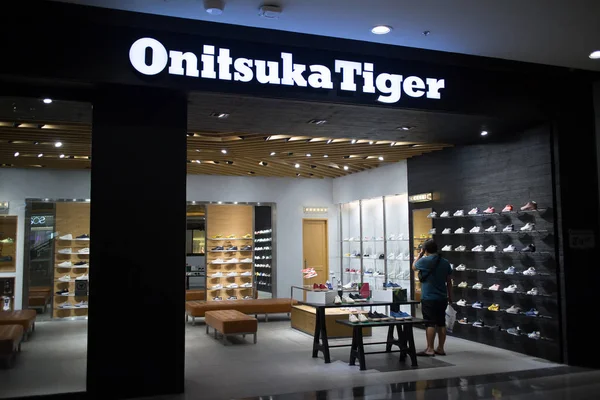 Tienda de Tigres Onitsuka. Tienda dentro del Festival Central de Chiangmai — Foto de Stock