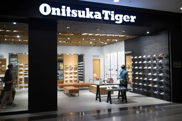 Tienda de Tigres Onitsuka. Tienda dentro del Festival Central de Chiangmai — Foto de Stock