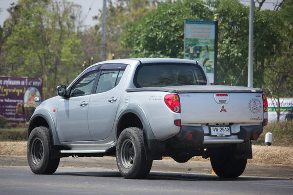 Voiture privée, camion Mitsubishi Triton . — Photo