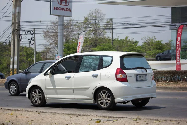 Privata city bil Honda Jazz Halvkombi. — Stockfoto