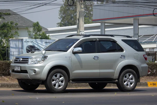 Voiture privée Toyota Fortuner Suv . — Photo