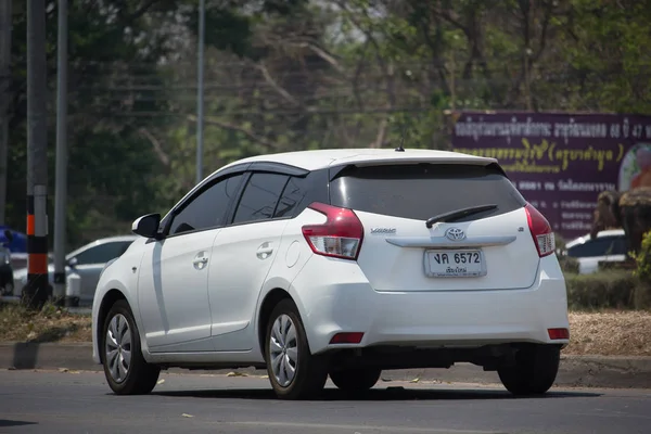 Prywatny samochód toyota Yaris Hatchback Eco Car — Zdjęcie stockowe