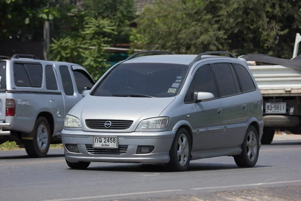 Coche privado SUV, Chevrolet Zafira . — Foto de Stock