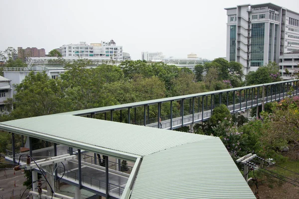 Suandok скляною спорудою Skywalk, ходьби шляху між Suandok парк паркування будівлі — стокове фото