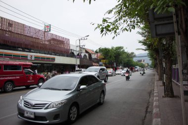 Araba ve trafik Chiangmai şehir yolda 