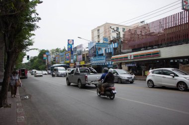 Araba ve trafik Chiangmai şehir yolda 