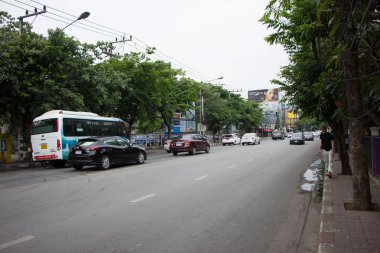 Araba ve trafik Chiangmai şehir yolda 