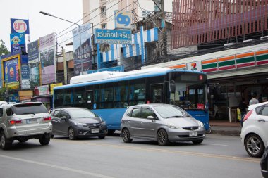 Araba ve trafik Chiangmai şehir yolda 