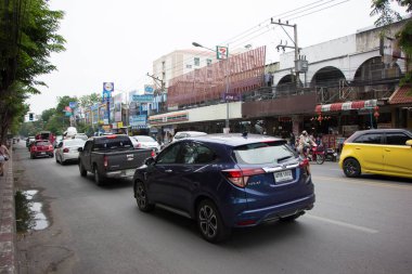 Araba ve trafik Chiangmai şehir yolda 