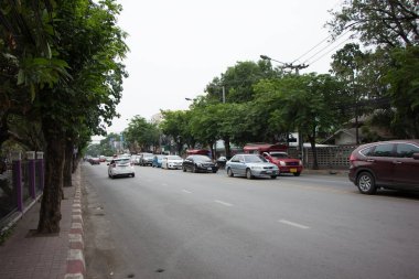 Araba ve trafik Chiangmai şehir yolda 