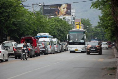 Araba ve trafik Chiangmai şehir yolda 