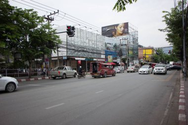 Araba ve trafik Chiangmai şehir yolda 