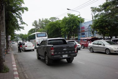 Araba ve trafik Chiangmai şehir yolda 