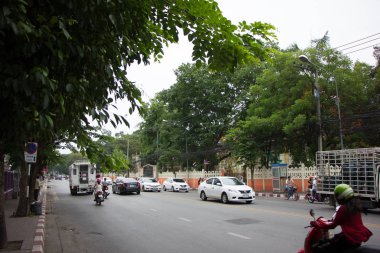 Araba ve trafik Chiangmai şehir yolda 