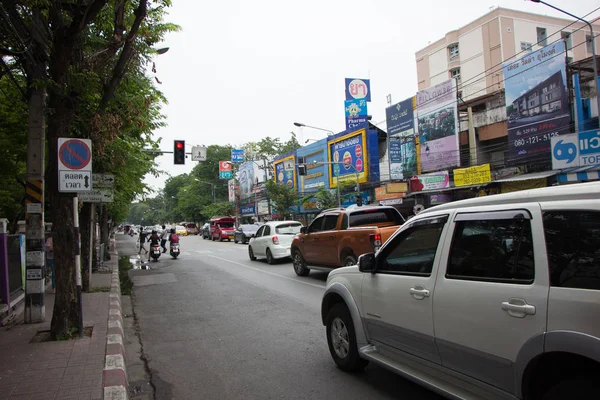 Araba ve trafik Chiangmai şehir yolda 