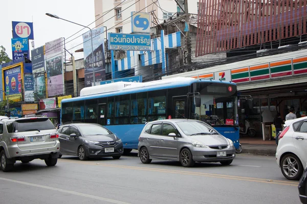Araba ve trafik Chiangmai şehir yolda 