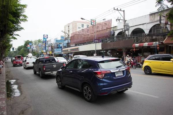 Araba ve trafik Chiangmai şehir yolda 