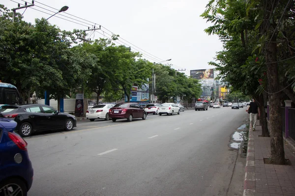 車、チェンマイ市内の道路上のトラフィック — ストック写真