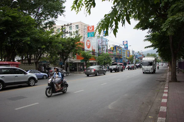 Coche y tráfico en la carretera de Chiangmai City — Foto de Stock