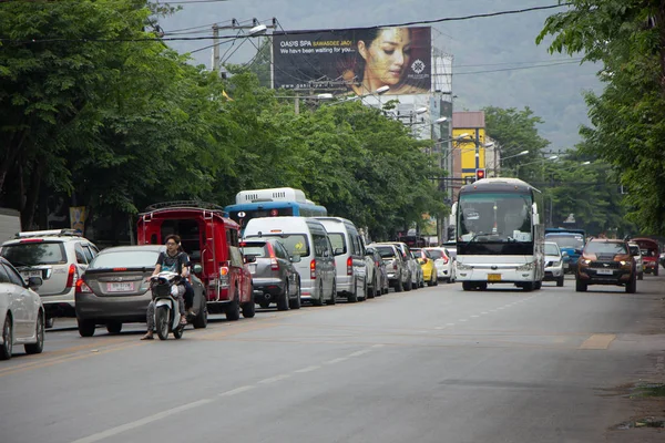 Coche y tráfico en la carretera de Chiangmai City — Foto de Stock