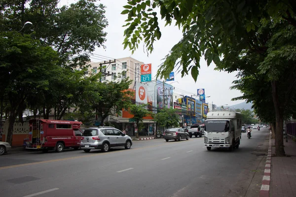 Автомобиль и трафик на дороге города Чиангмай — стоковое фото