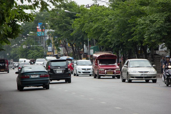 Coche y tráfico en la carretera de Chiangmai City — Foto de Stock