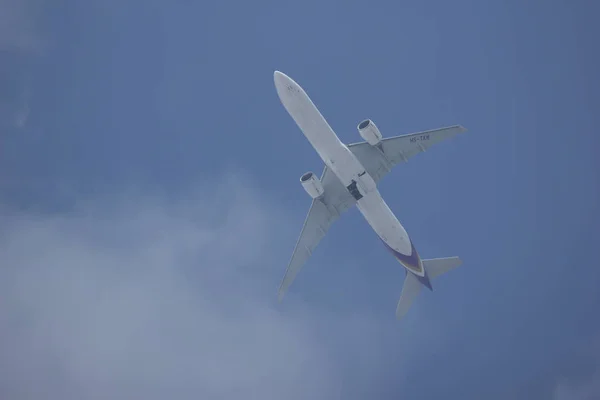 Boeing 777-300 de la vía aérea tailandesa . — Foto de Stock