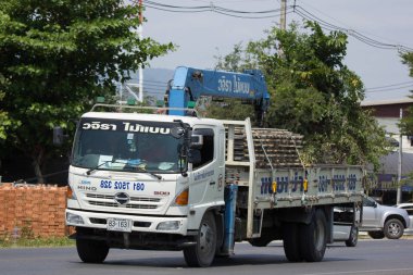 Özel kamyon vinç ile. 
