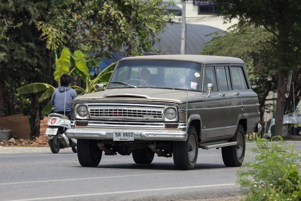 Velho jipe carro particular . — Fotografia de Stock