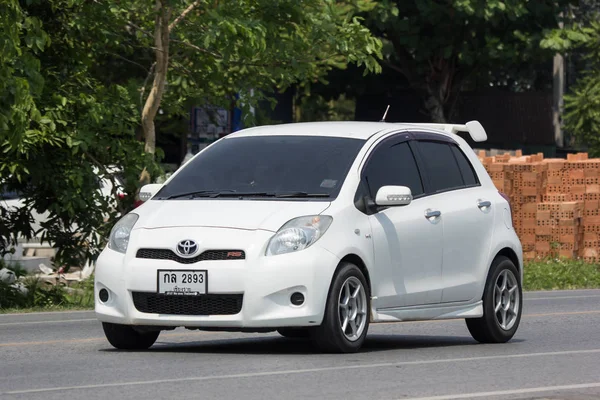 Частная автомобильная тойота Yaris Hatchback Eco Car — стоковое фото